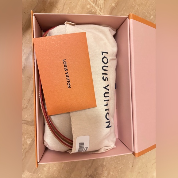 Louis Vuitton Pochette Liv - Picture 10 of 16